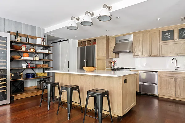 Sold by R New York | media 27