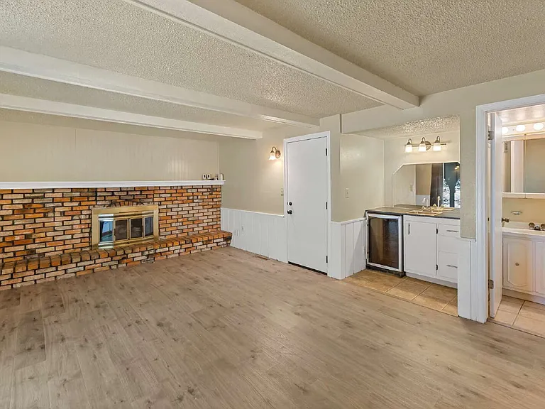 1401 Sanderson Ave — Photo 14