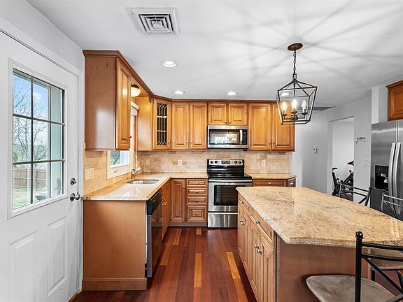 5th image of 166 Hall St