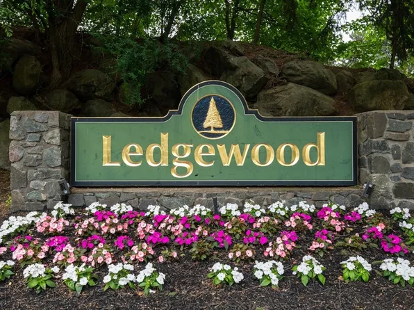 3 Ledgewood Way APT 6, Peabody, MA 01960