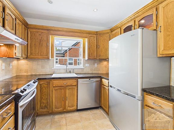 2nd image of 425 Monterey Hl