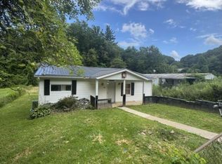 133 3rd St, Mount Hope, WV 25880