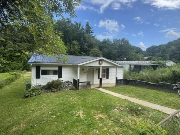 133 3rd St, Mount Hope, WV 25880
