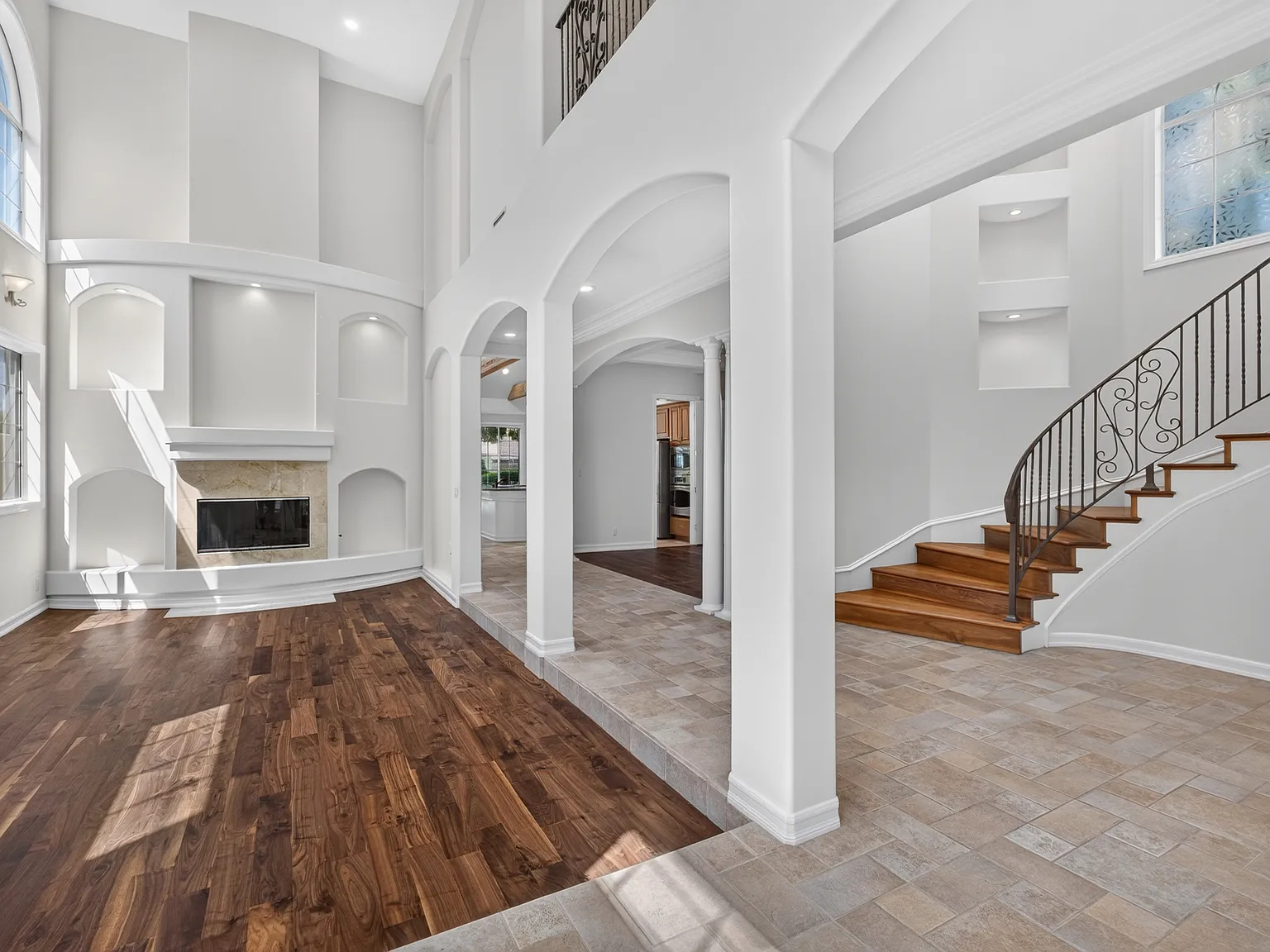 5 bed, 3700 sqft, $10,300 — Photo 2