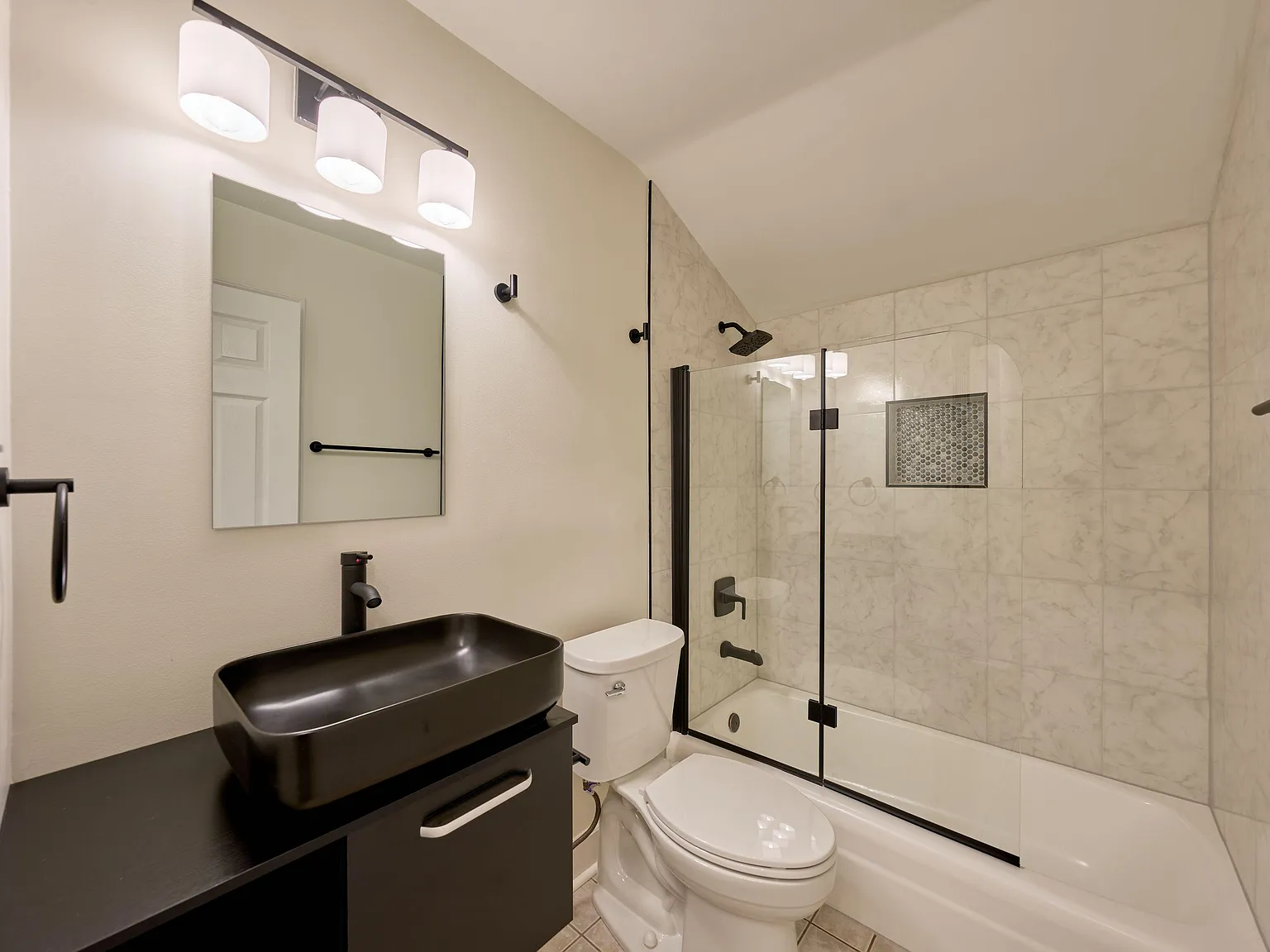 4 bed, 2.5 bath, 2070 sqft, $1,299 — Photo 2