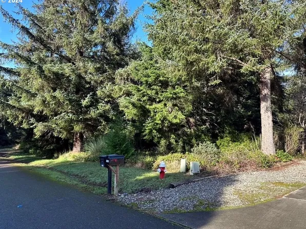 11 Saint SE, Bandon, OR 97411