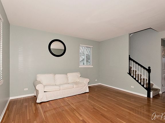3rd image of 271 Bridlewood Cir