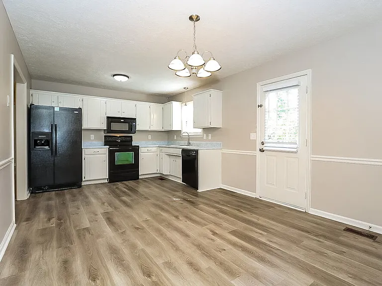 386 Park Ct E — Photo 7