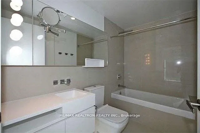45 Charles St E — Photo 4