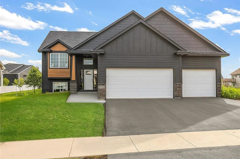 5 bed, 2707 sqft, $3,990 — Photo 1