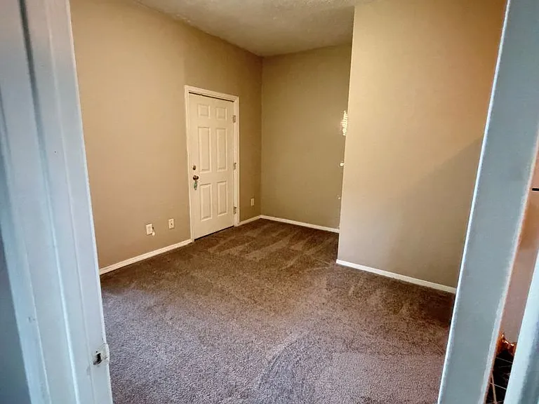 1031 Hartford St — Photo 43