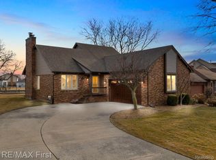 38174 Huron Pointe Dr, Harrison Township, MI