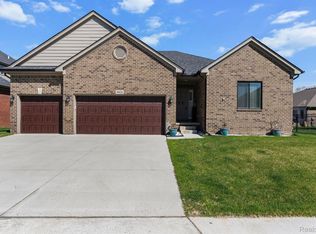 49626 Manistee Dr, Chesterfield, MI 48047