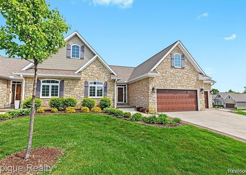 1st image of 70 Fox Hollow Dr