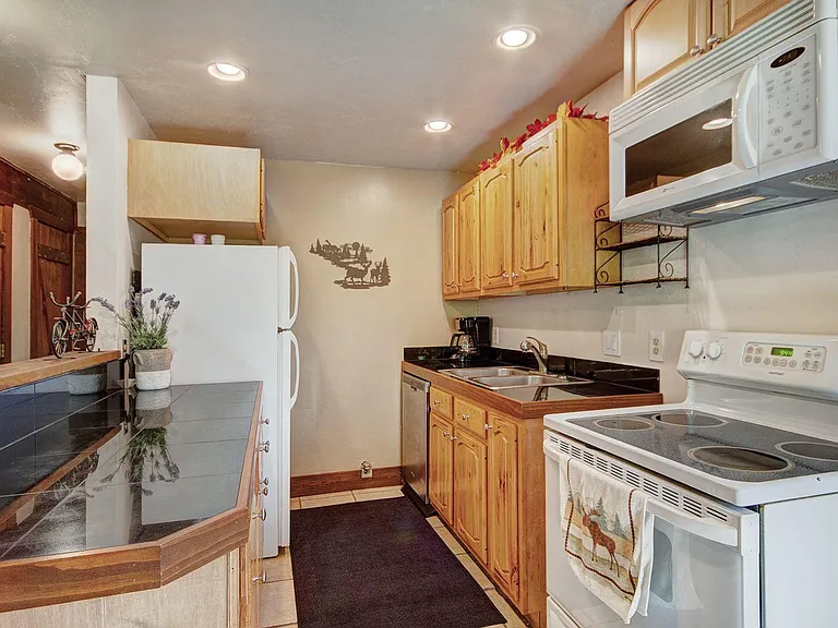 Full kitchen