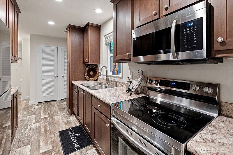 5th image of 826 Chester Avenue