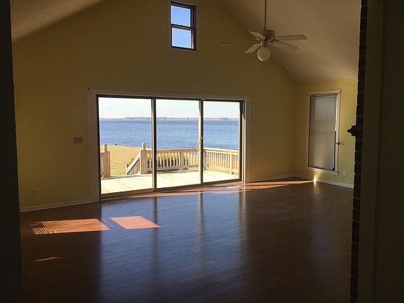 Living w/ vaulted ceiling