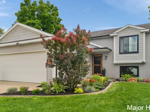 130 Regent St SE, Kentwood, MI 49548
