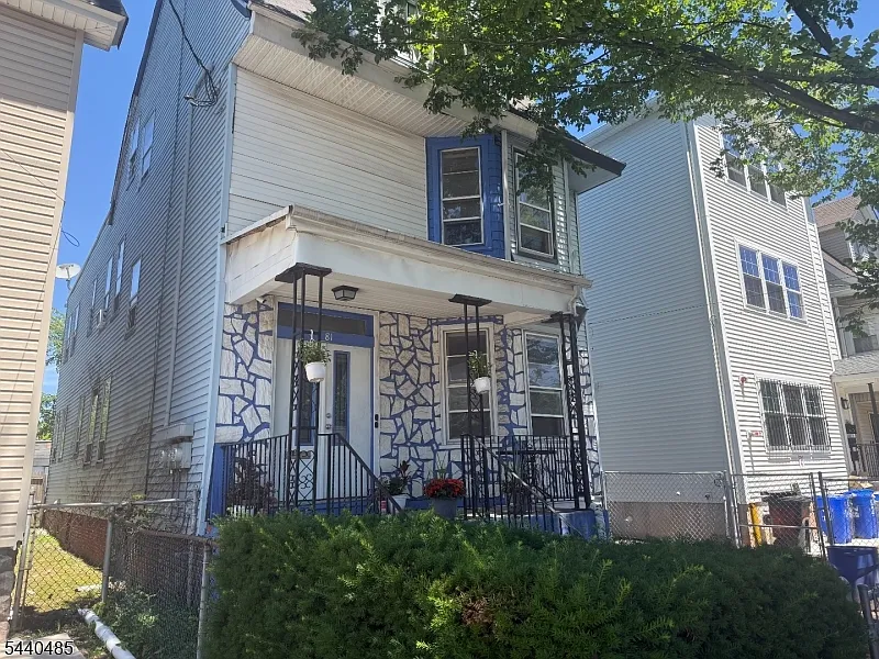 3 bed, 1.0 bath, $2,000 — Photo 2