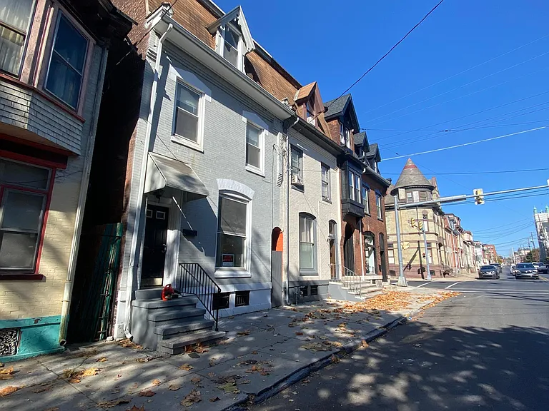 375 N 8th St — Photo 1