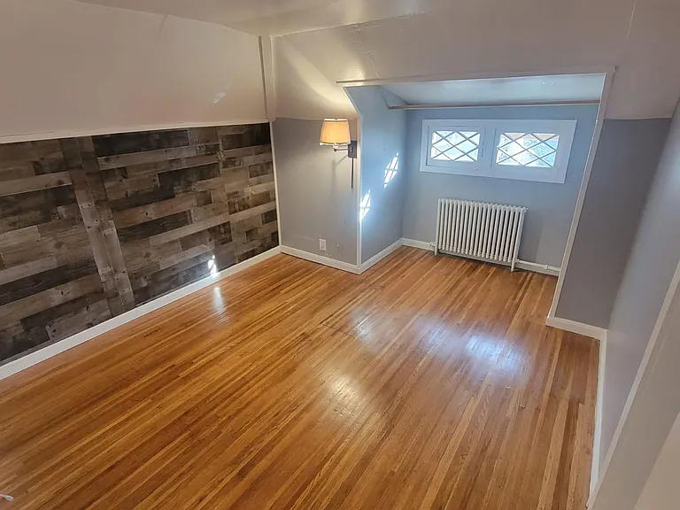 110UP Elmdorf Ave #UPPER — Photo 3