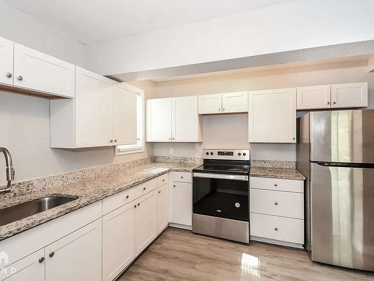 214 N Whitney St — Photo 3