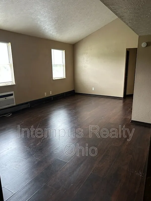 3 bed, 2.0 bath, 1235 sqft, $1,300 — Photo 3