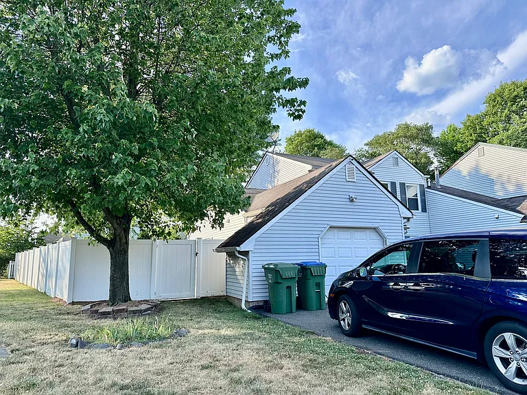 157 Woodbury Rd — Photo 3