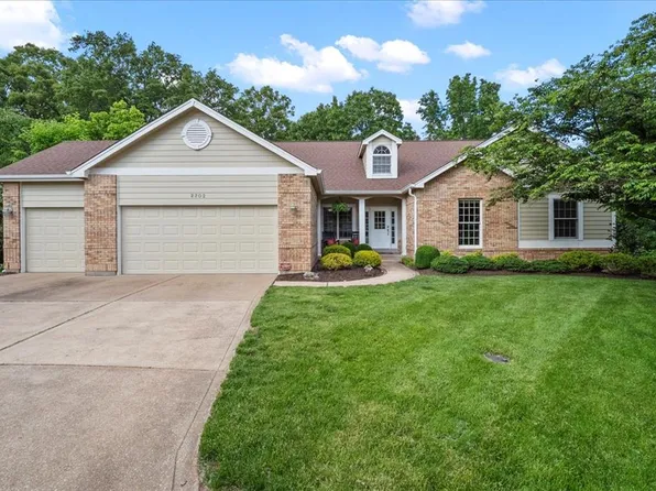 2202 Edge Wood Manor Ln, Ballwin, MO 63011