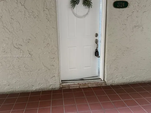 10000 NW 80th Ct APT 2124, Hialeah Gardens, FL 33016