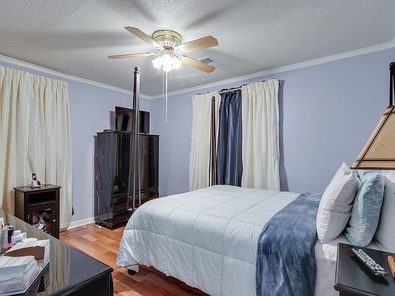 4th image of 3781 Barron Ave