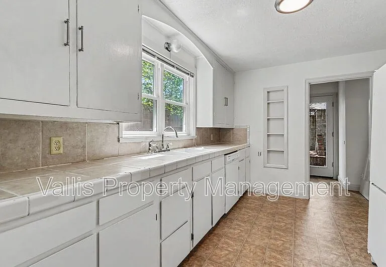 2151 Winter St SE — Photo 10
