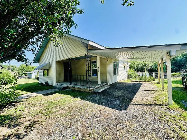 1016 Sulphur Springs Rd — Photo 1