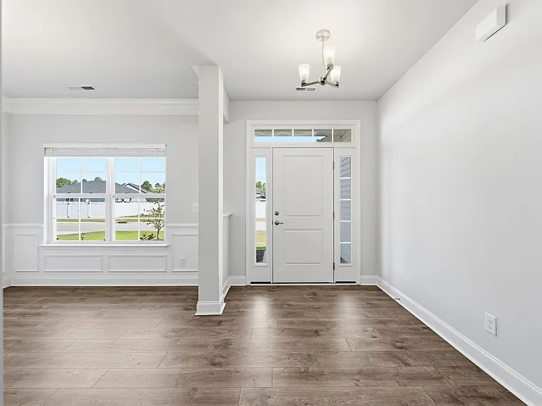 903 Eakins Ln — Photo 2