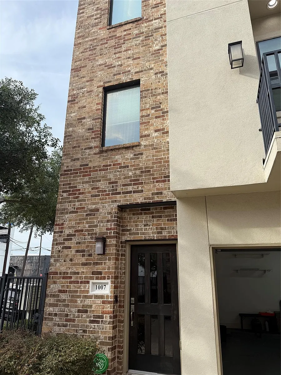 Building Photo - 1007 Roberts St