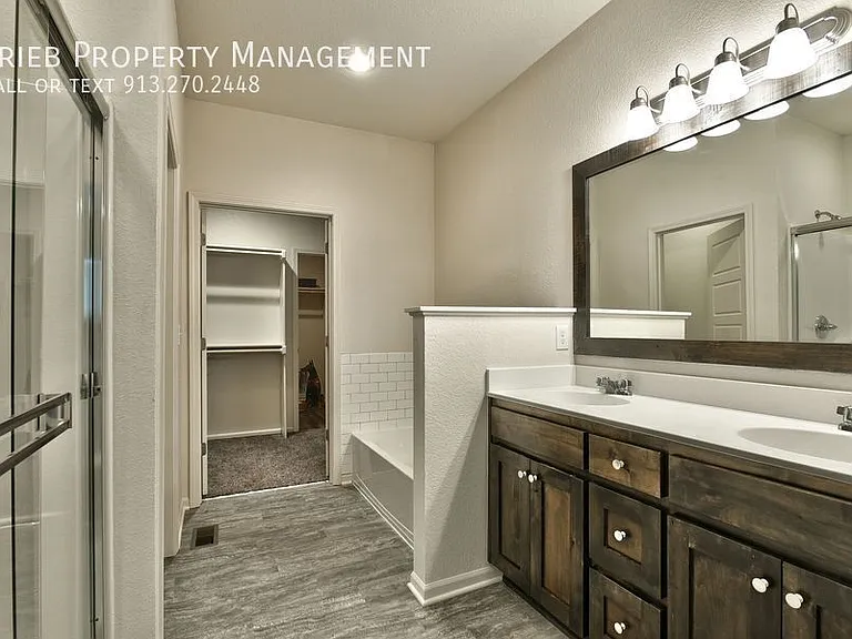584 S Poplar St — Photo 27