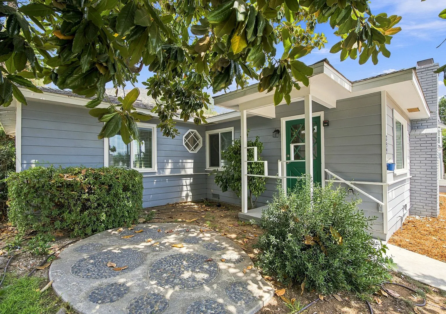 Charming 3-Bedroom Home in Sierra Madre with Spacious Outdoor Living — Photo 2