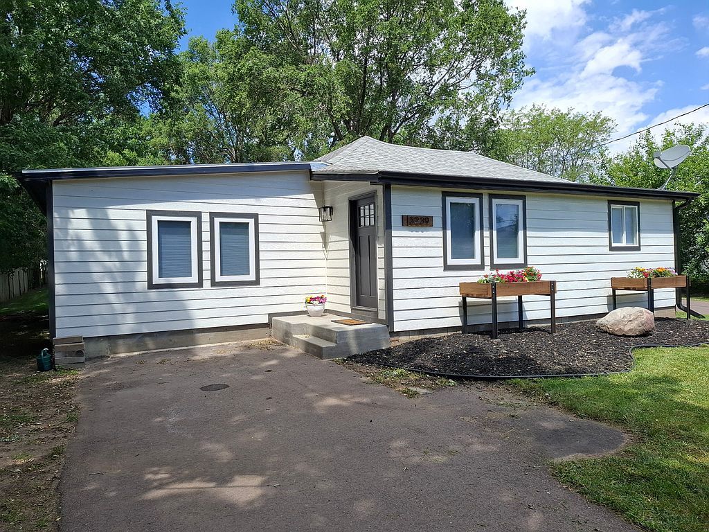 3239 N Lewis Ave - Property Image