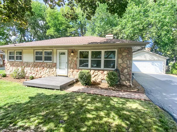 10 N Circle Ave, Pt Barrington, IL 60010