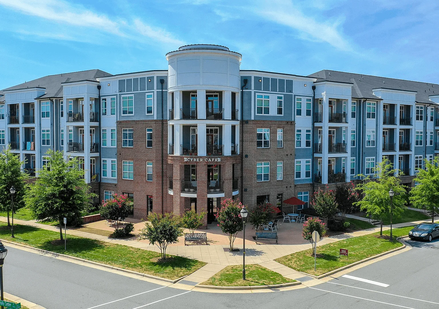 Holly Crest Apartments — Photo 1