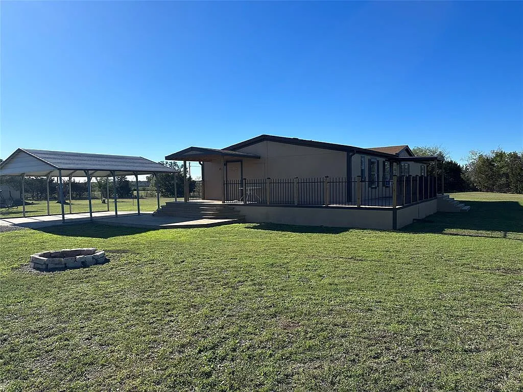 4 bed, 2.0 bath, 1624 sqft, $2,000 — Photo 2