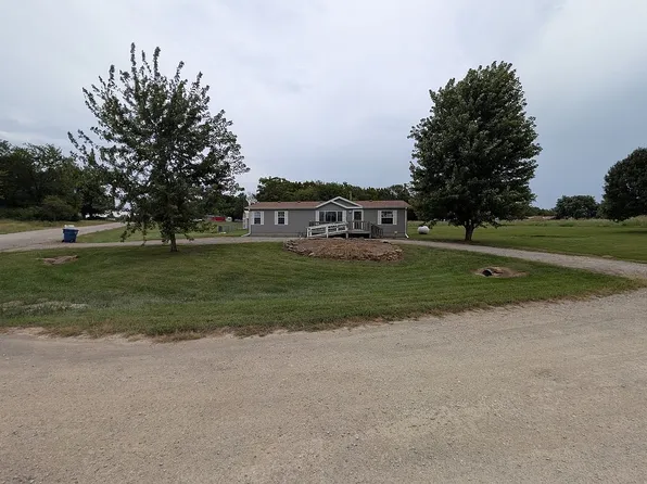 9555 Delaware Dr, Ozawkie, KS 66070