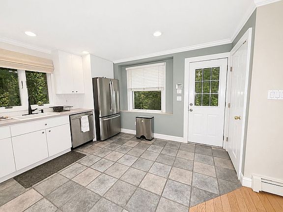 4th image of 40 Ridgeway Blvd
