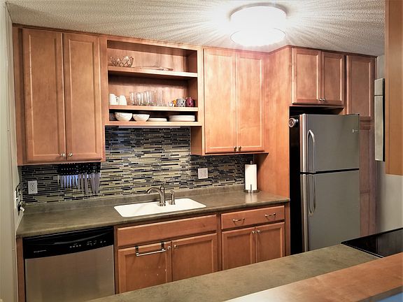 3rd image of 122 Demont Ave E APT 359