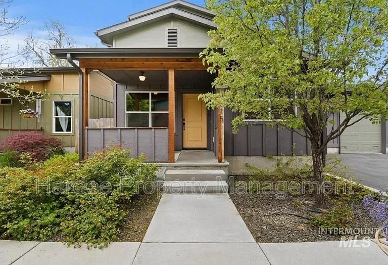 4315 N Adams St — Photo 1