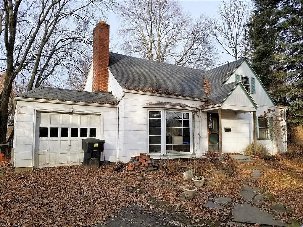 1529 Sunset Dr NE photo 1