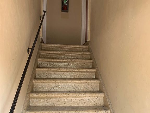 5th image of 2031 27th St APT 4