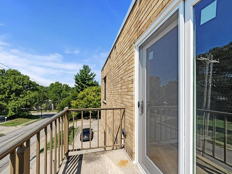 3206 Mozart Ave — Photo 7