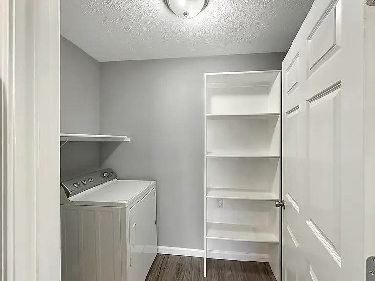 Lake Point Apartments — Photo 41