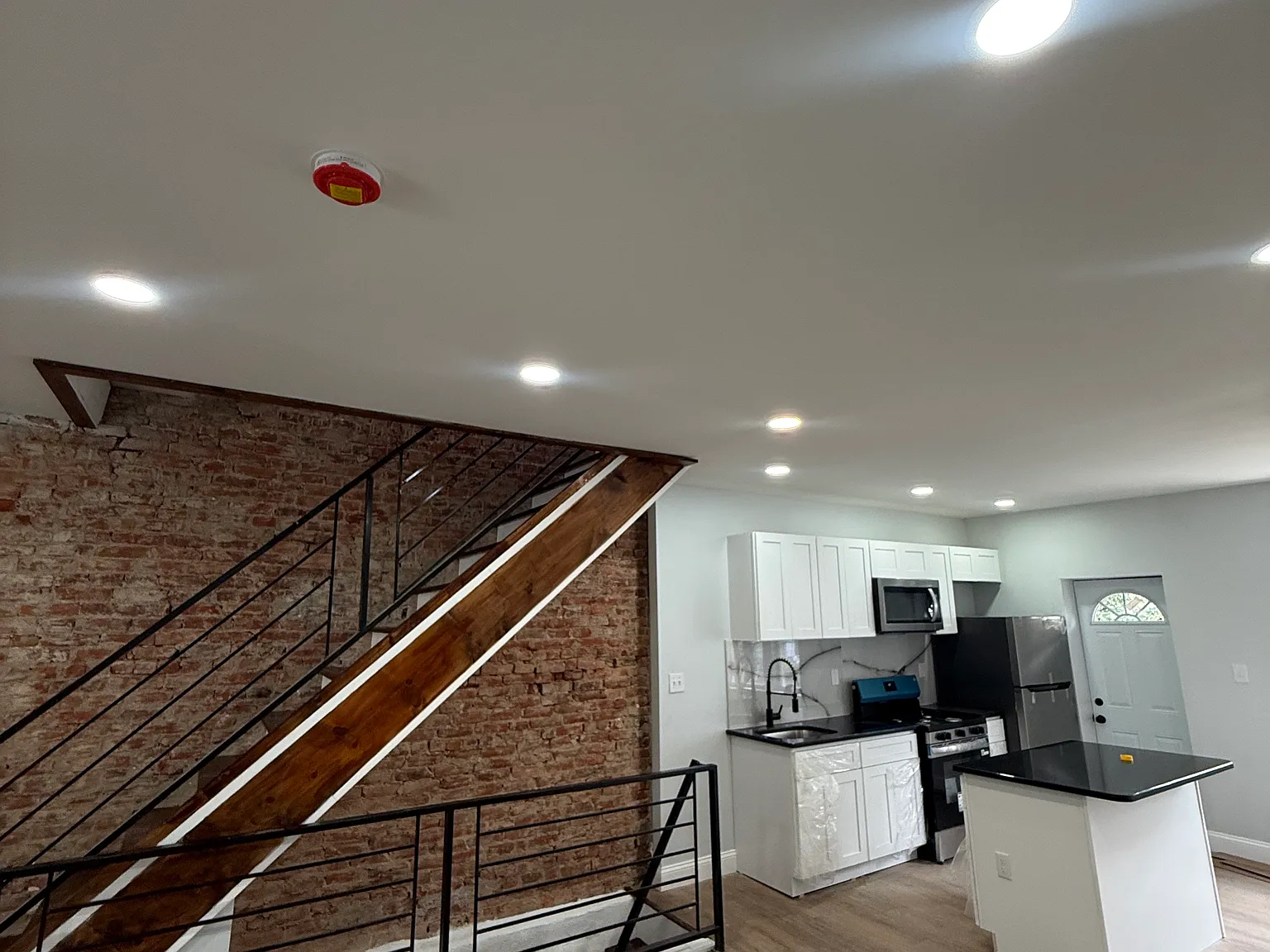 3 bed, 1025 sqft, $1,900 — Photo 2